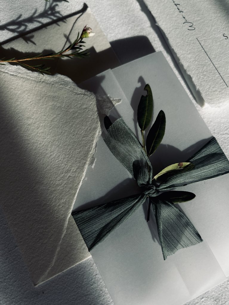 EINSCHLAGPAPIER MIT SEIDENBAND